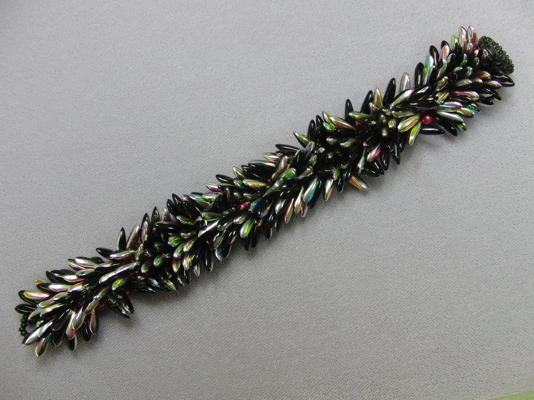 Square Stitch with Dagger Beads Class